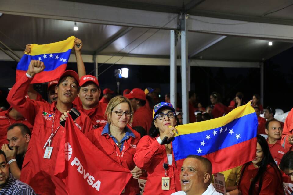 PDVSA's tweet photo. Gracias al Comandante Chávez hoy es posible que el Pueblo obtenga beneficios de las ganancias del petróleo. #LaPazVenceAlTerrorismo https://t.co/a4CY6ogaJq