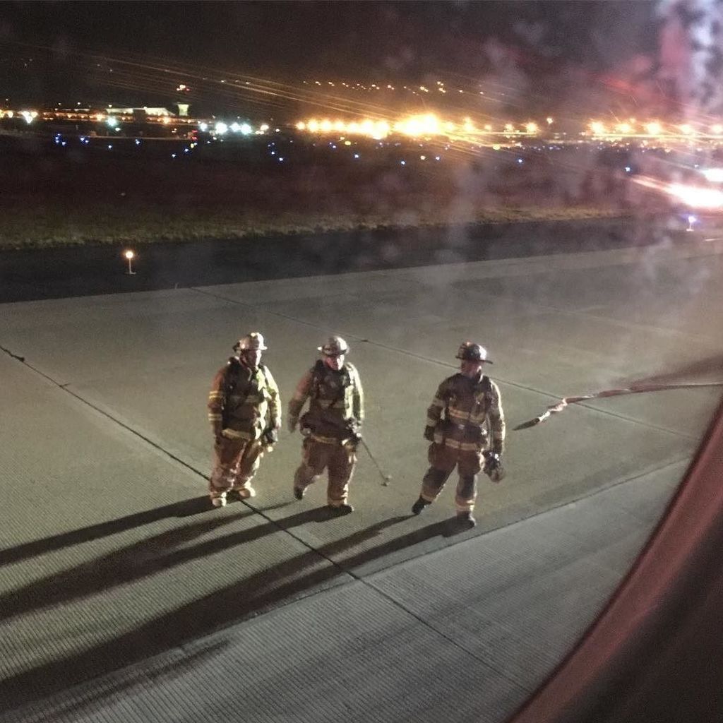 BryanLMiller's tweet image. Gotta love emergency landings due to bird strikes. All is safe here #jetblue #flyingproblems ift.tt/2qtKNMc
