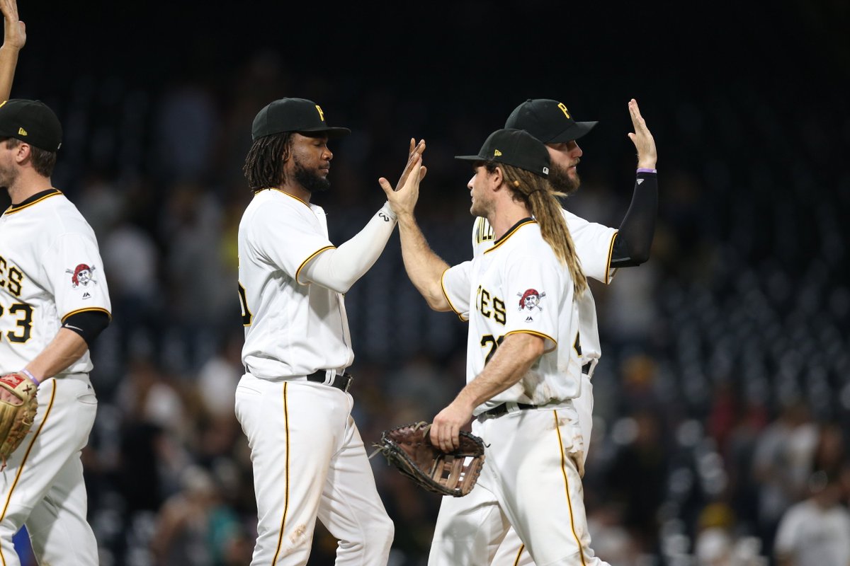 Pirates's tweet photo. Hugs and high fives
✋♥️⚾️

#RaiseIt https://t.co/fViqqL81se