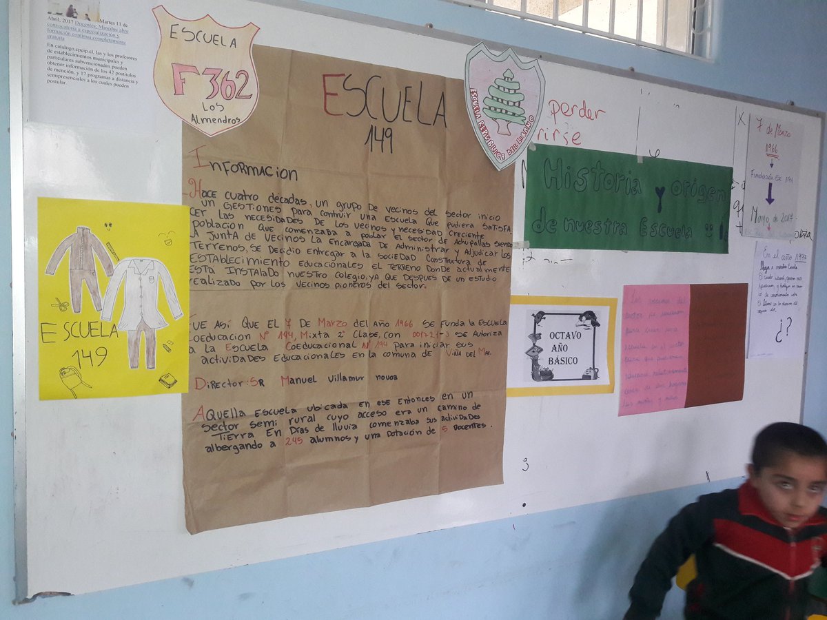 ThomasTapia6's tweet photo. La exposición de los alumnos de 8° Básico de la escuela #RepLíbano.Sobre el proyecto de su escuela. @kataraykatara @cotyreginat https://t.co/rmI3ILjiyk