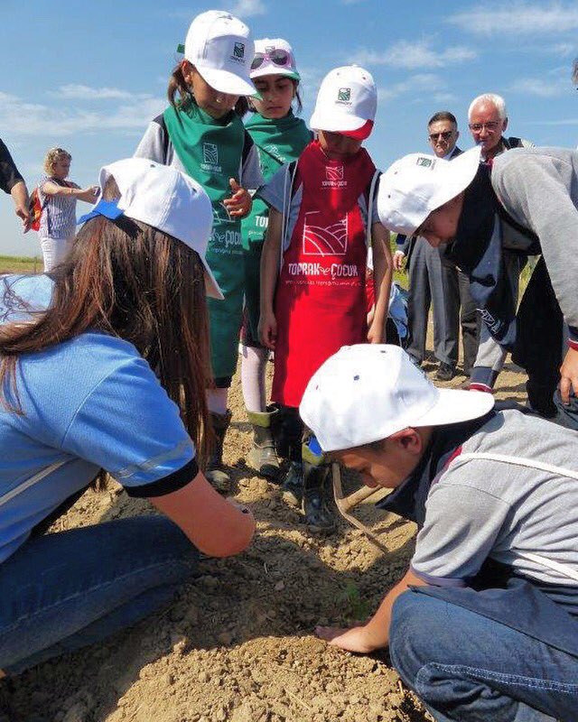 Biz toprakla uğraşmayı seviyoruz, toprağı seviyoruz, toprakla uğraşırken toprakla kirlenmeyi seviyoruz. Biz Toprak Ve Çocuk çocuklarıyız.