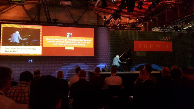 Piano! 🎹 That's how to start a conference. 😃 #awssummit #Amazon #Berlin