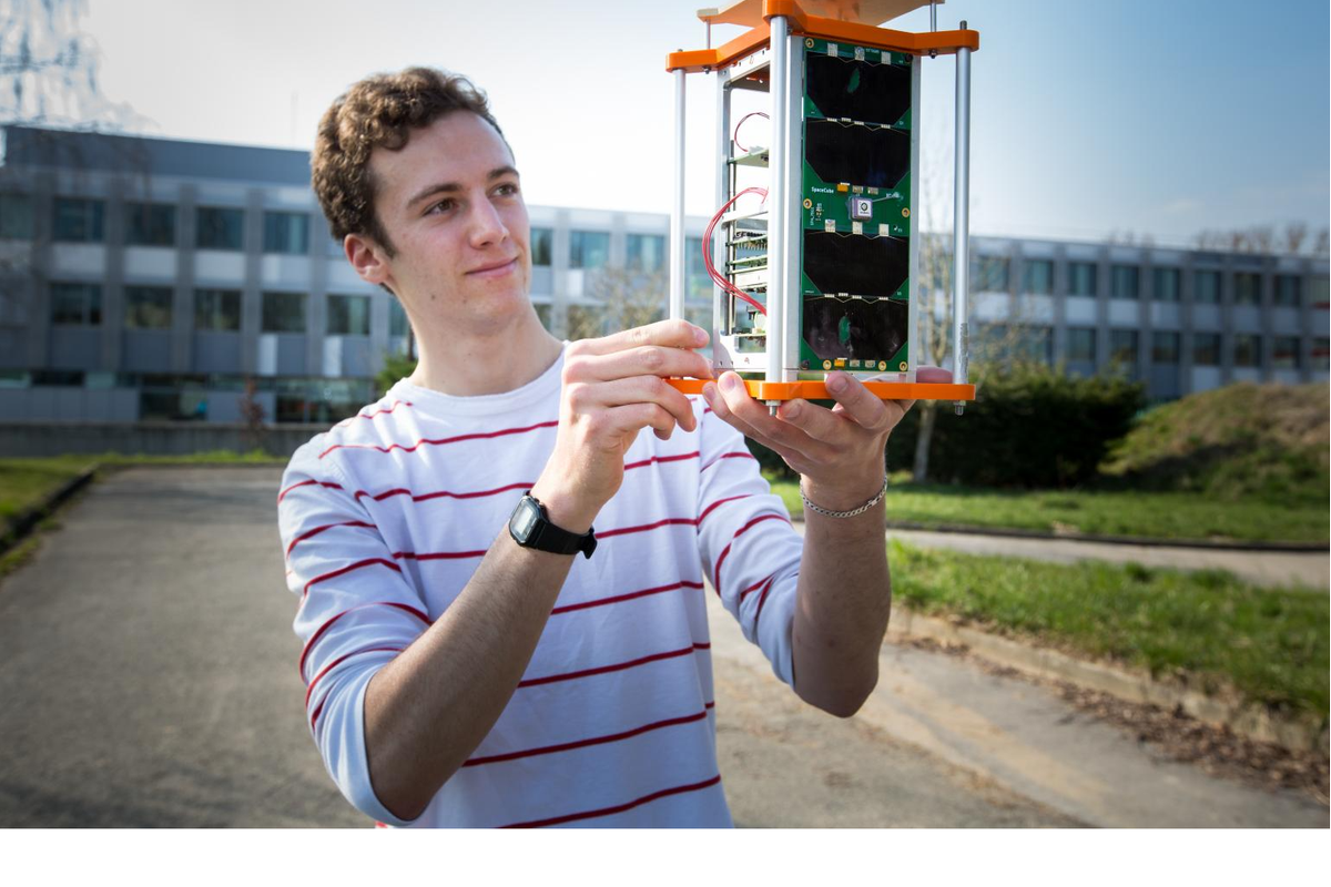 CNES's tweet photo. 🛰️ 2 nanosatellites conçus par des étudiants @polytechnique @MINES_ParisTech mis en orbite aujourd'hui ! #Janus https://t.co/59Vc111xHC https://t.co/KXa6L58zli
