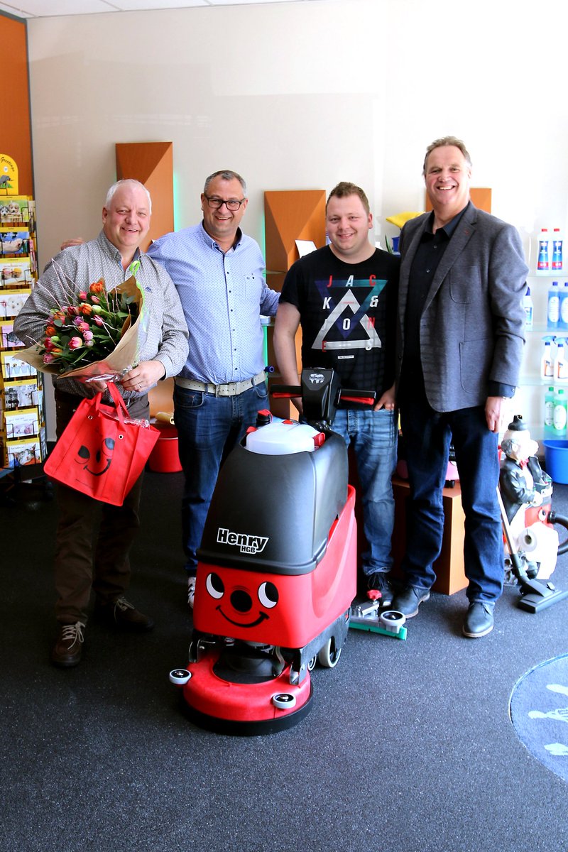 ServiceManagmnt's tweet photo. Blije gezichten bij overhandiging schrobzuigmachine. Succes!
https://t.co/JGq7cnz5pn
@NumaticBenelux @multiservicesch @CleancareBV https://t.co/IgdZHJftTk