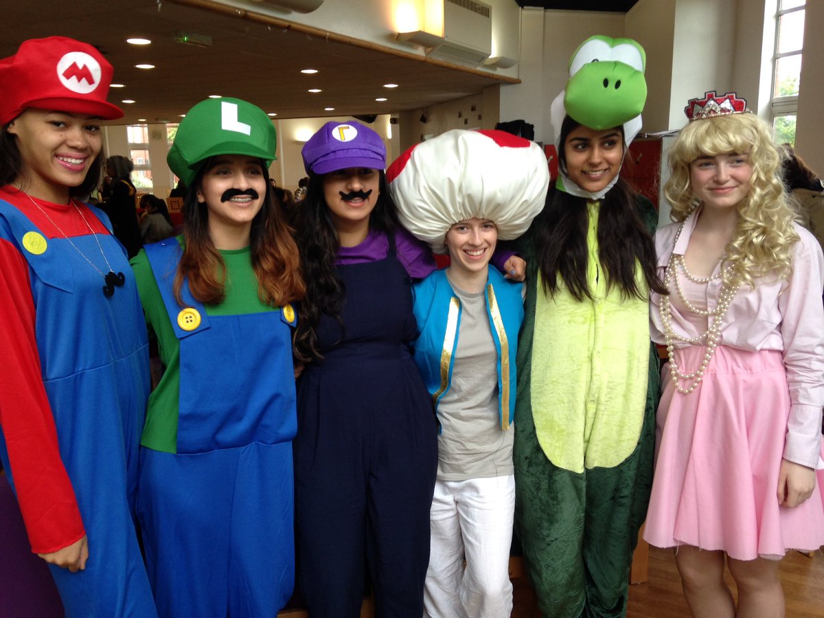 KEHSSixthForm's tweet photo. This year's #leavers are so dedicated to #fancydress ! #funtimes #kevihs https://t.co/XqqtQmmapI