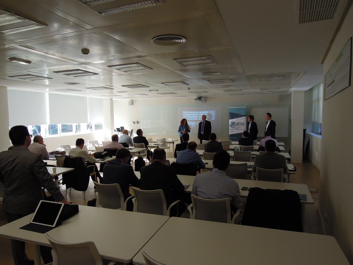 El presidente de la asoc., recibe a los asistentes sobre aumentar la product. en los servicios de campo junto con <a href="/ServiceMax/">ServiceMax, a PTC Technology</a>