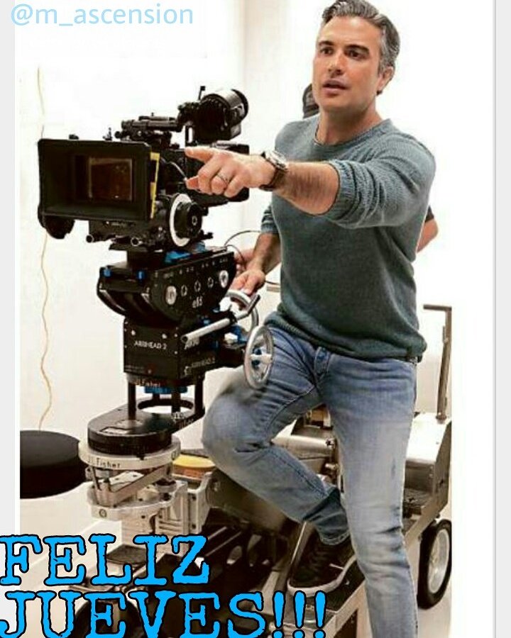 m_ascension's tweet photo. Buenos días!!! #JaimeCamil dirigiendo el comercial de #PinolElOriginal https://t.co/TjhscwCxxf