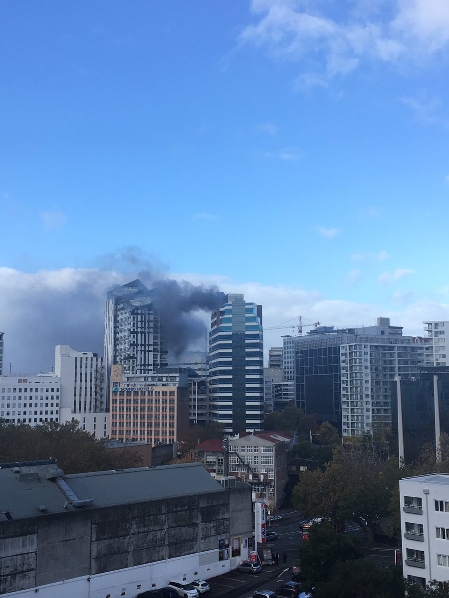 AmberCHolyoake's tweet photo. Building on fire in the Auckland CBD 😱 https://t.co/MoAmtL2uj5