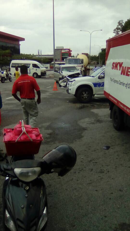 n9Jangx's tweet photo. Seremban 2 - Kemalangan di simpang turun ke Stadium Hoki ,Bukit Chedang.
Antara lori SkyNet dan Hilux.
credit #RTN9 https://t.co/HRMjNMAGbG