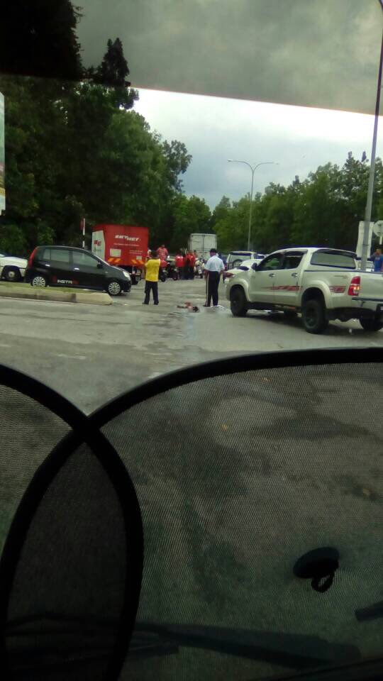 n9Jangx's tweet photo. Seremban 2 - Kemalangan di simpang turun ke Stadium Hoki ,Bukit Chedang.
Antara lori SkyNet dan Hilux.
credit #RTN9 https://t.co/HRMjNMAGbG