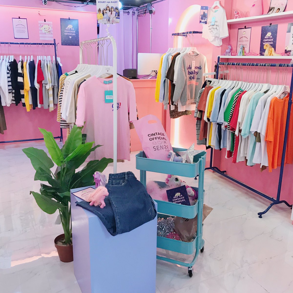 cintageshop's tweet photo. Cintage ที่เซนทรัลลาดพร้าวอยู่ชั้นg เยื้องkiss me doll ของแน่นมาก เสื้อยืด เชิ้ต เดรส กก มีครบ วัยรุ่ยวัยทำงานมาช้อปได้หมดจ้า🦄💓🌴🌈 https://t.co/C0KRZGZGTF