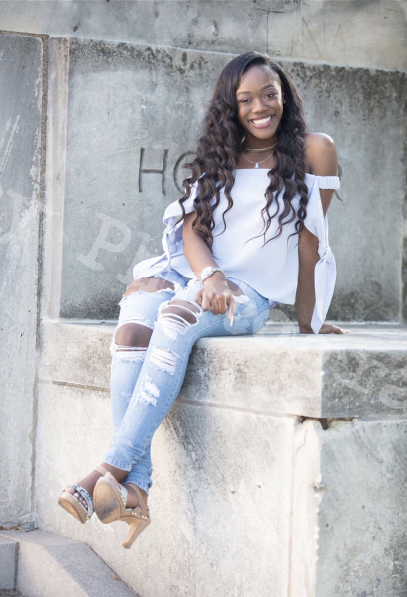 X_MyaahMyah's tweet photo. went from not even thinking about college to now graduating with a 4.0 gpa, academic scholarships, and been accepted to OVER 31 SCHOOLS 💅🏾 https://t.co/NMQWnCVLi5