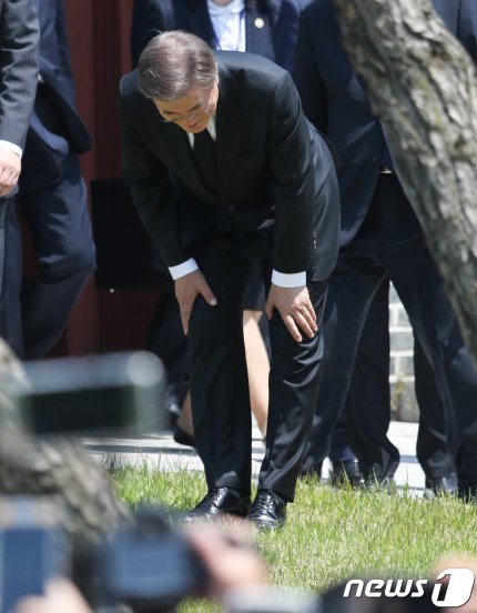 문재인 대통령
광주시민들이 환호하며 애타게 부르자
가던 길을 멈추고 허리까지 숙여
광주 시민들에게 인사를 했습니다..
국민과 소통하는 국민의 대통령
문재인 민주정부 3기!