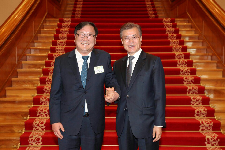 문재인대통령 중국특사단 일원으로 막 베이징에 도착했습니다. 사드때문에 불편해진 양국관계를 원래대로 복원시켜야하는 막중한 책임때문에 어깨가 무겁습니다만 최선을 다하겠습니다. 대통령께서도 자신감을 갖고 중국측과 대화하라는 지침을 주신바있습니다.