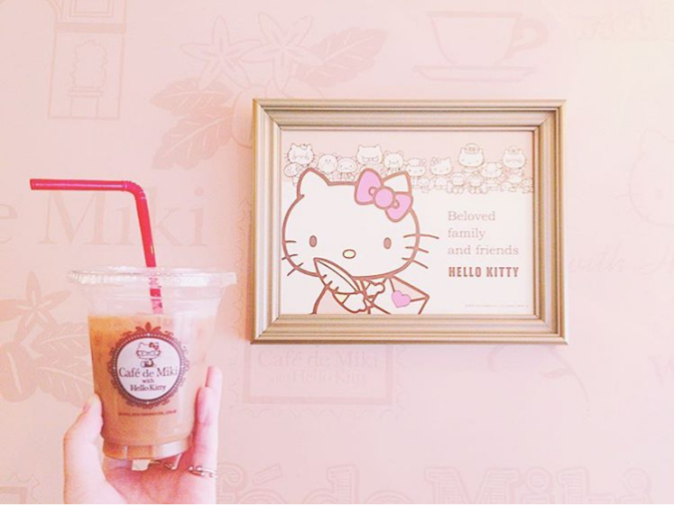 KawaiiBoxCo's tweet photo. What would Hello Kitty have for afternoon tea? 🍰💕 Find out by visiting Cafe de Miki in Himeji, Japan! 🎀► https://t.co/nrRqniPRcf #kawaiibox https://t.co/0P4nXojT4K