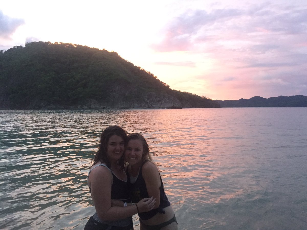 uhmanduh9's tweet photo. Swam in the ocean all day today. Got so burnt but it was so worth it. #yocro https://t.co/kXAT6ghb0n