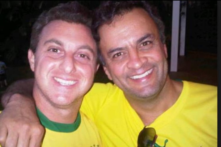 ElijahSilvestre's tweet photo. #AécioNeves é padrinho de casamento do #LucianoHuck, outro otário que pretendia se candidatar a algo. #AcabouGolpista #FORATEMER #DIRETASJÁ https://t.co/IHv7VDPZPK