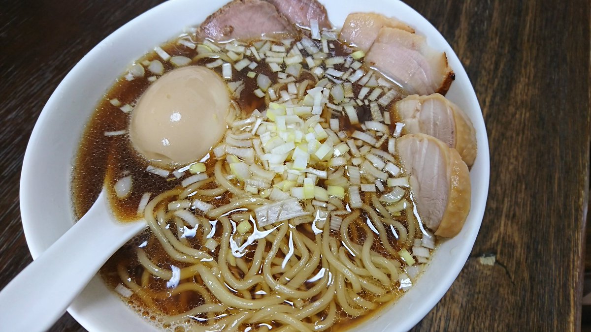 クラン 入院 A Twitter 手作りラーメン 鶏と煮干しのラーメン 鶏手羽の動物出汁と 煮干しの乾物出汁を1 2で合わせたバランススープ 麺は一昨日打った自家製麺 鶏ももチャーシューと煮卵も作り 真空冷凍焼豚も乗せてオール手作りラーメン 麺はツルツル