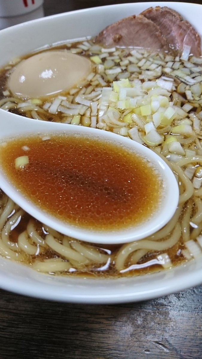 クラン 入院 手作りラーメン 鶏と煮干しのラーメン 鶏手羽の動物出汁と 煮干しの乾物出汁を1 2で合わせたバランススープ 麺は一昨日打った自家製麺 鶏ももチャーシューと煮卵も作り 真空冷凍焼豚も乗せてオール手作りラーメン 麺はツルツル