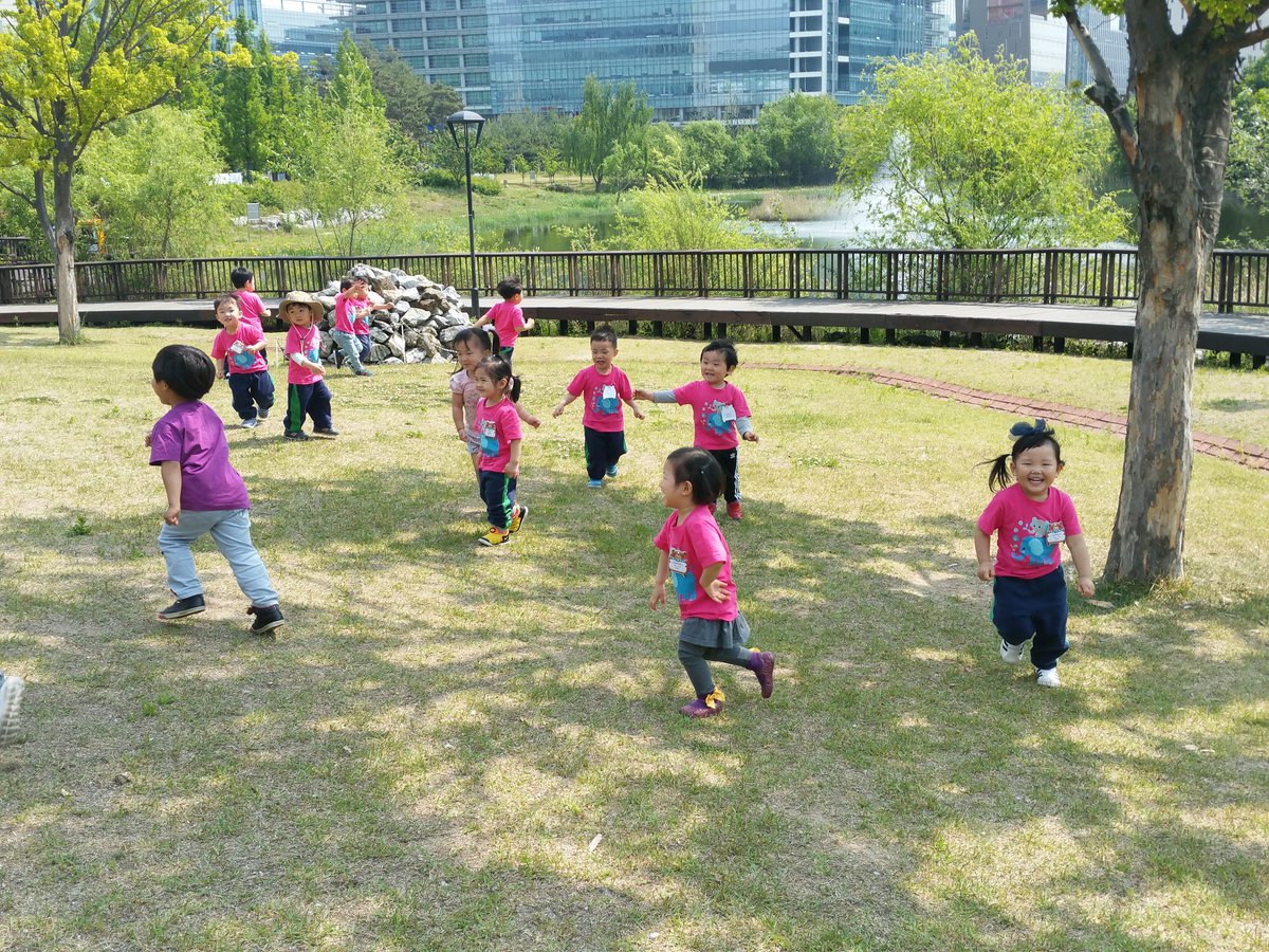 #성남시국공립고등동복지관어린이집 
만2세반 친구들의 숲체험 활동이 있었습니다. 미세먼지 없는 화창한 날씨덕에 아주 신나게 탐색하고 뛰어 놀 수 있었습니다.