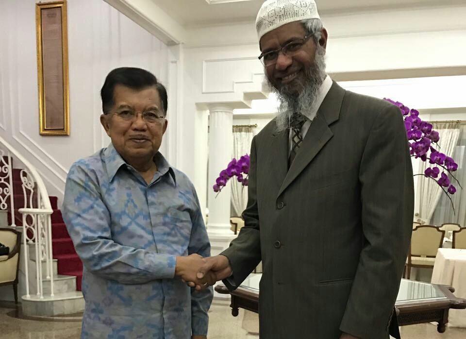 gm_gm's tweet photo. Menurut Times of India (tiras: 3 juta sehari) Zakir Naik jadi buron juga karena kasus pencucian uang. https://t.co/tPBgdkpPEK
