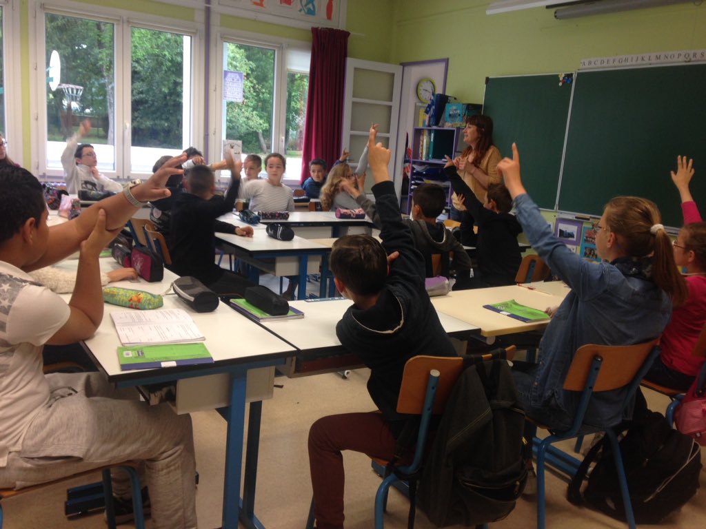 acpoitiers's tweet image. Les élèves de CM1-CM2 de l'école Paul Eluard #DompierreSurMer @DSDEN17 formés aux #GestesDePremiersSecours #PSC1 #ParcoursCitoyen