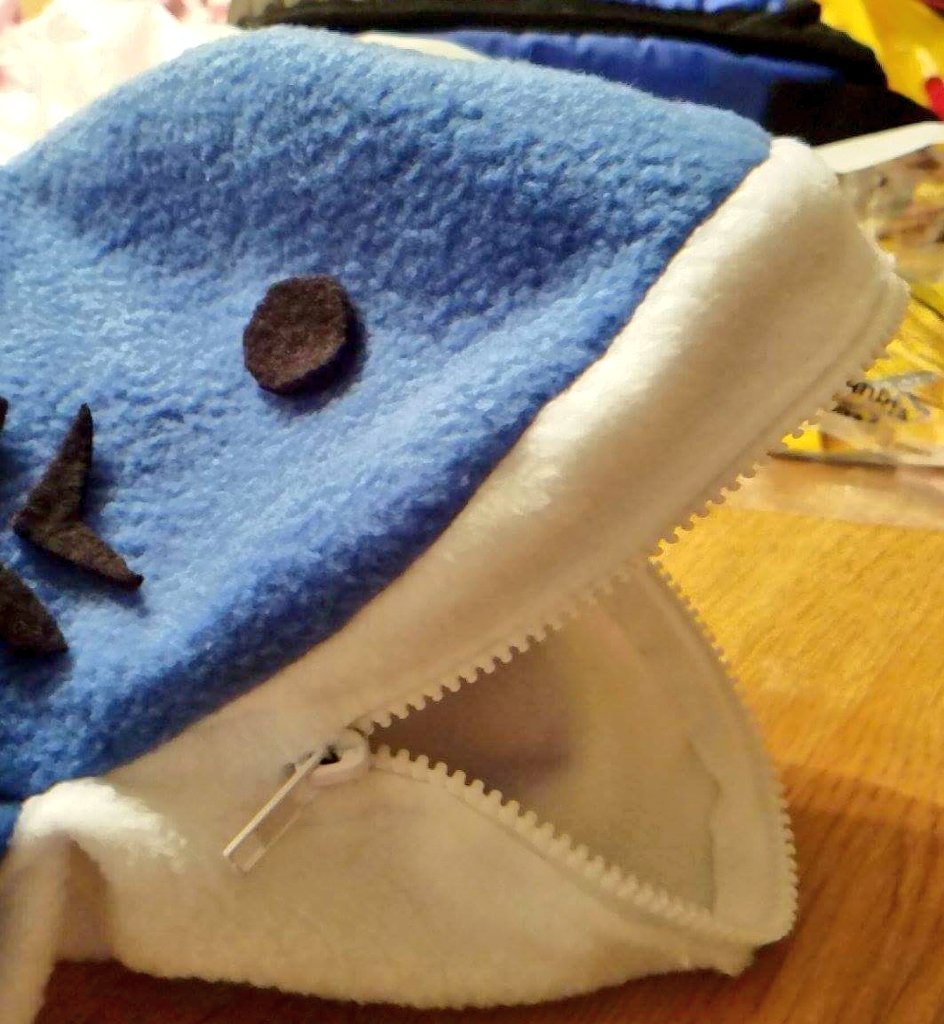 SpiritMeAway's tweet photo. Day 136 (2017) Oz departs buffy T_T and I made #gwenpool cosplay #sharkbackpack progress https://t.co/0YlTvv61nC