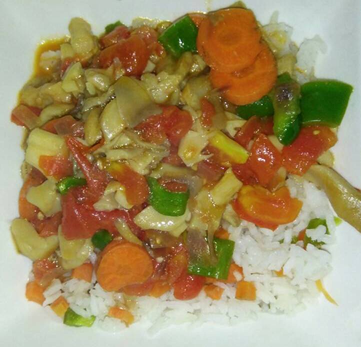 annette_bibz's tweet photo. The #amazingpan was used to cook pasta,veggies and rice to create this delicious vegeterian dish. @Kakatshozi @DAzNotes @elimukiibi https://t.co/ia42qZWtE4