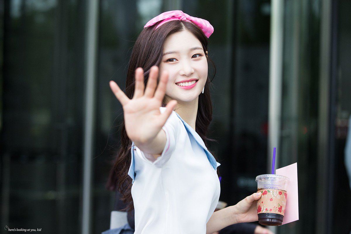 hlayk1201's tweet photo. 170516 더쇼 깜짝 챈미팅 채연이 #정채연 
가장 내게 힘이 돼 주었던
나를 언제나 믿어주던 그대~ https://t.co/cLsJqg4YmE