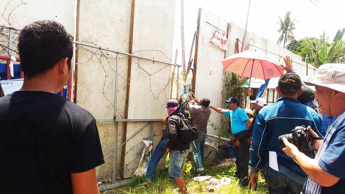 AnakpawisPL's tweet photo. MARBAI farmers smash, break the walls of Lapanday-grabbed 145-ha. land in Tagum City, Davao Del Norte. #OccupyLapanday #StandWithMARBAI https://t.co/CoBQGIngID