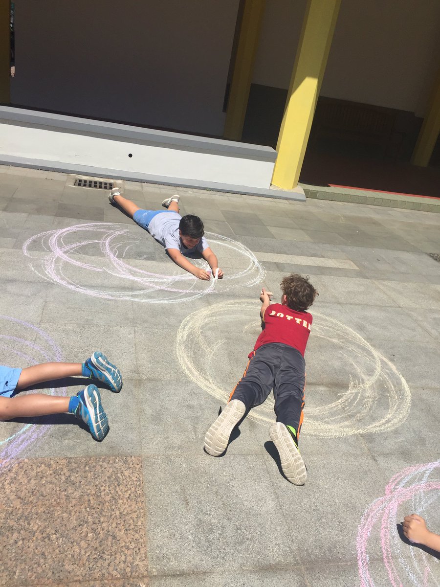 missmakesart's tweet photo. @SASchina -Pudong es! Kinesthetic chalk circles #spirograph. getting creative outside!! #OutdoorClassroomDay #saspudong #arted https://t.co/cYQMXc4C06