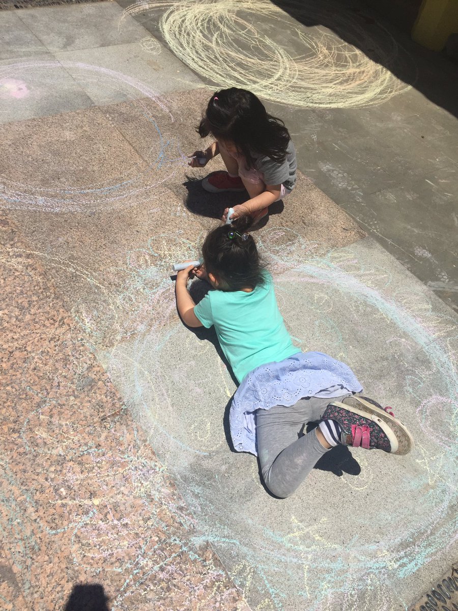 missmakesart's tweet photo. @SASchina -Pudong es! Kinesthetic chalk circles #spirograph. getting creative outside!! #OutdoorClassroomDay #saspudong #arted https://t.co/cYQMXc4C06