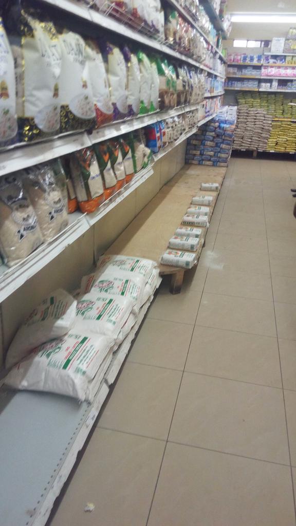 _kaguara's tweet image. #SubsidizedUnga 
Current status...Supermarket shelf full stocked at 8:00am ...45 mins later... Countable packets remain...