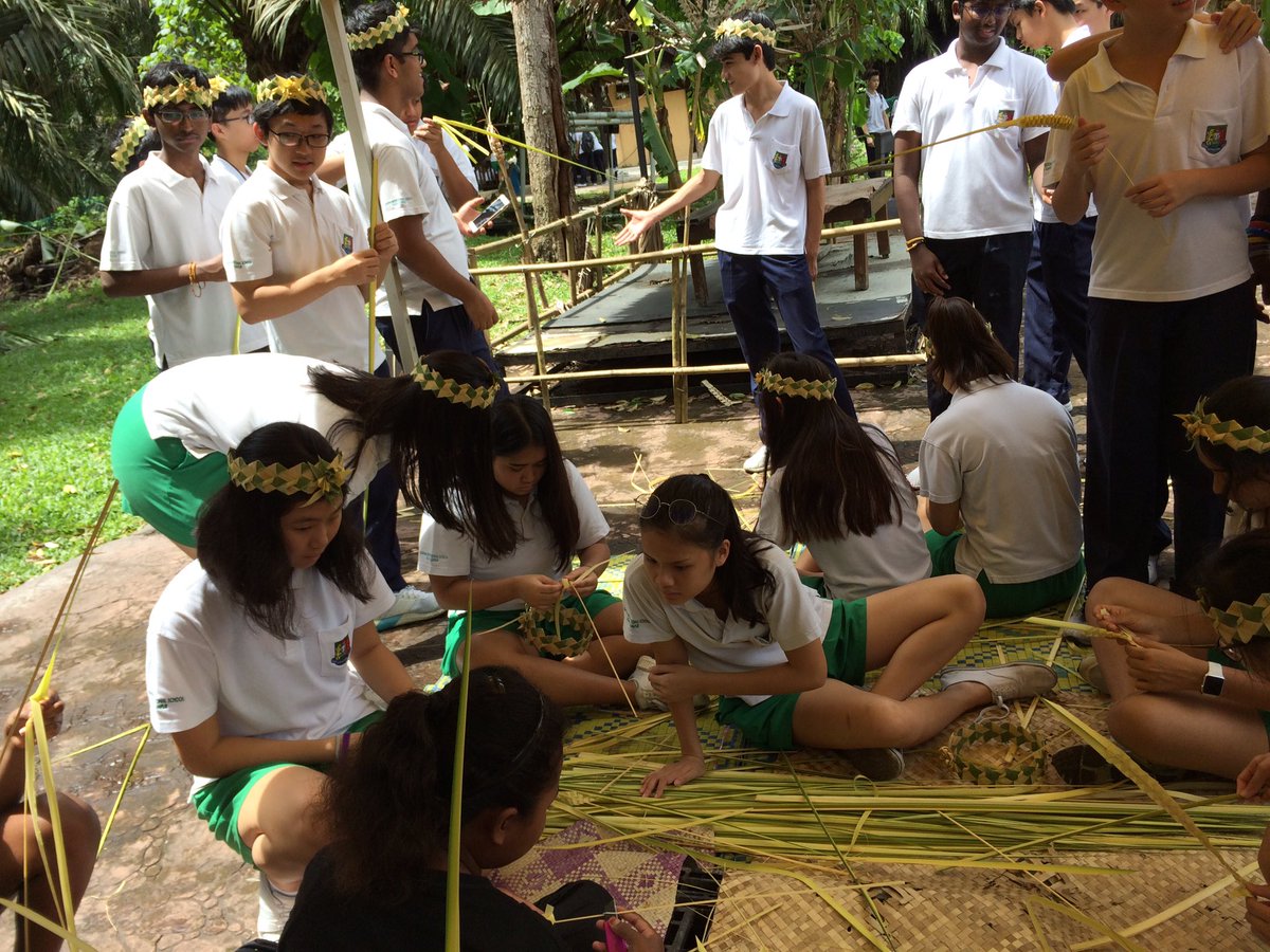 i_noriza's tweet photo. Yr 9 Bahasa ss having a go at weaving origami the Mah Meri way #gislearning @GISMalay @gismalaysia https://t.co/TkBhFLNBJK