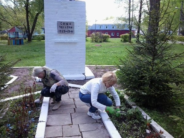 Тульские партийцы помогли привести в порядок территорию детского лагеря.
#ЕдинаяРоссияТула #ЕР #Тула
