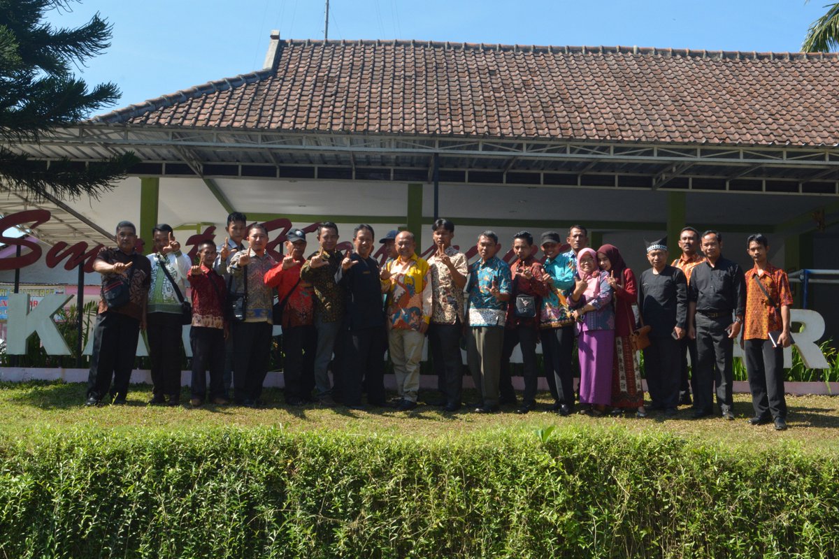 Kpanyar_Smart's tweet photo. Kunjungan Kerja Pemkab Lampung Timur d smart kampung ds. Kp.anyar @a_azwarnas @banyuwangi_kab @kec_glagah @bpmpd_BWI https://t.co/YAfQ7EjlnY