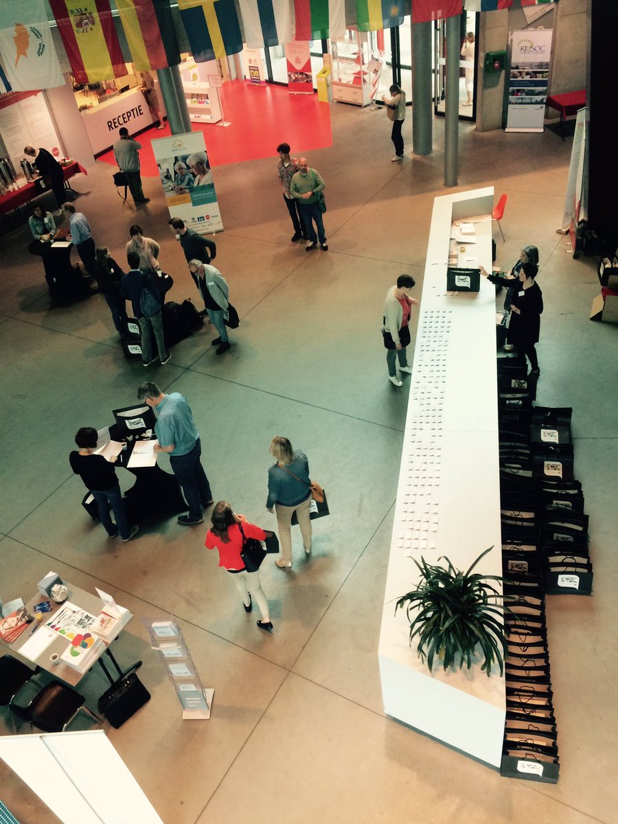 ... en start ! #inspiratiedag #ONLINEbuurten @TrefpuntZ <a href="/viveshogeschool/">Hogeschool VIVES</a> <a href="/BlueAssist_DtC/">BlueAssist</a> <a href="/cubigo/">Cubigo</a> <a href="/howest/">Howest</a>