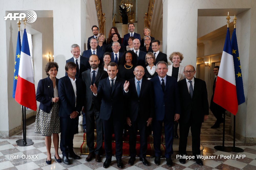 Sur la photo du gouvernement, on voit bien que Nicolas Hulot est en train de se dire :"Si il tue cette mouche, je me barre"