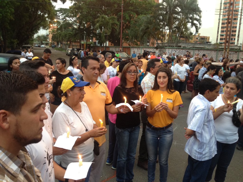 DanellBullon's tweet photo. Anoche elevamos una oración por los caídos, por los injustamente arrestados, por la paz y libertad en el país! #VigiliaPorVenezuela https://t.co/N9PMdSYFdw