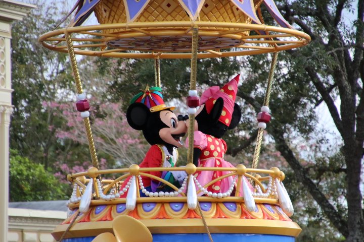 Be Our Guest ブログ更新しました Wdw旅行記17 滞在6日目 豪華キャラクターが勢ぞろいの1日1回のパレードは大人気 マジックキングダム T Co C6yuwglcel 海外ディズニー フロリダディズニー Wdw T Co Tz9tsotoly Twitter