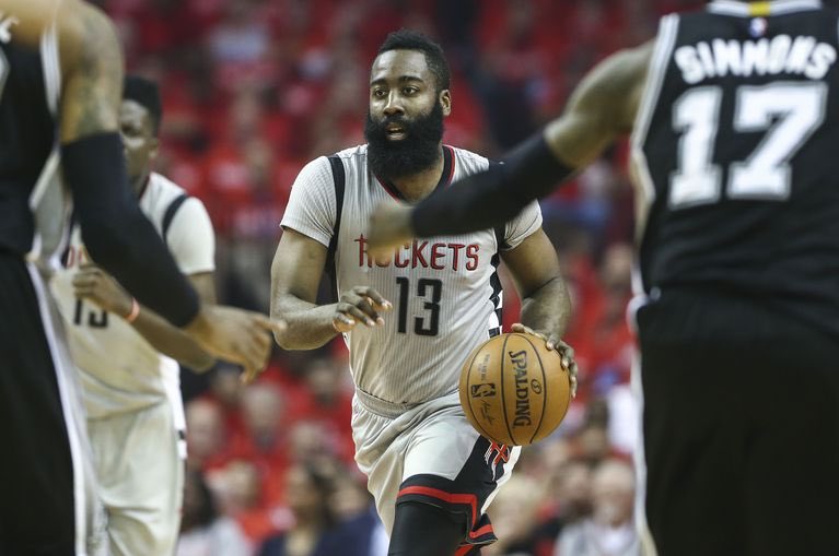 🚨🚨🚨 ALL HOUSTON FANS LOOK AT HIS EYES.. THE MAN WAS HUNGOVER AND NOT FOCUSED.. HE QUIT ON THE TEAM.. IF YOU AGREE RERWEET <a href="/HoustonRockets/">Houston Rockets</a> 😡😡