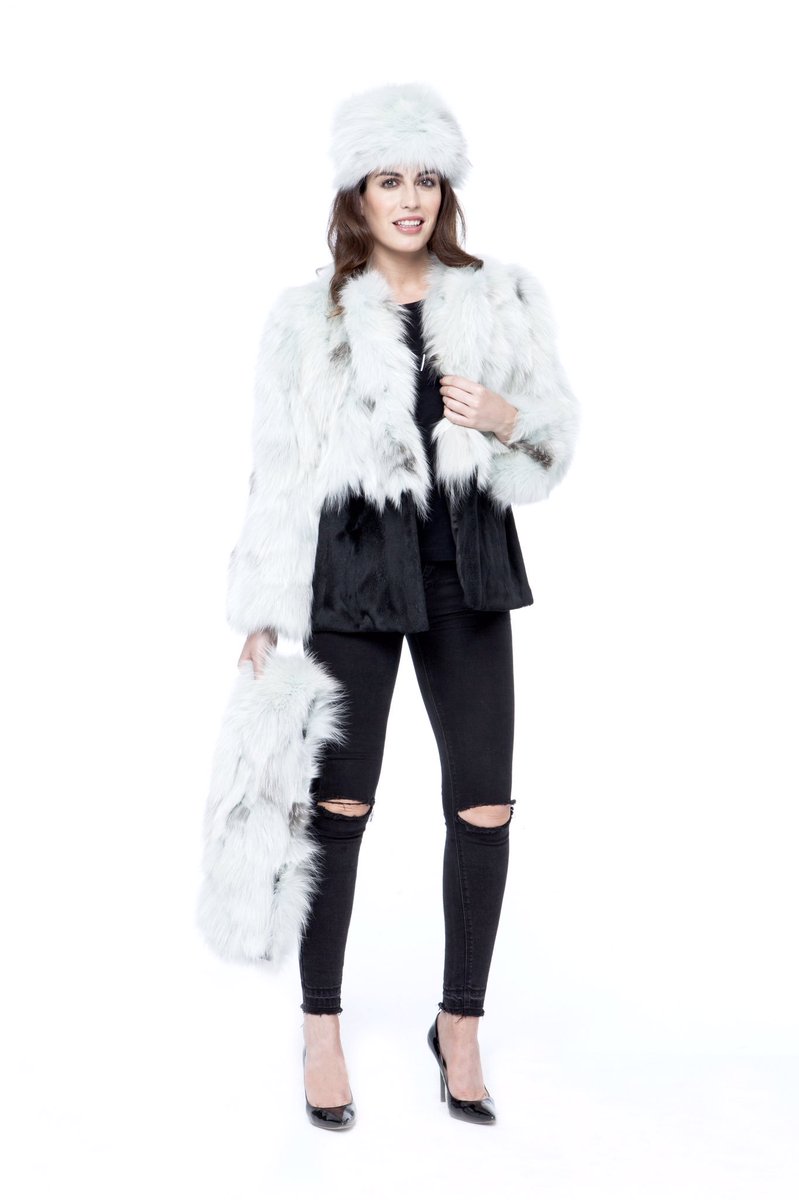 Aurora_Maroto's tweet photo. Chaqueta de Zorro Aguamarina 💙 PVP: 900 € 💝 Colección Winter Mood A/W 2016-2017 by @Aurora_Maroto #chaqueta #abrigo https://t.co/Qs9SXdE4AY