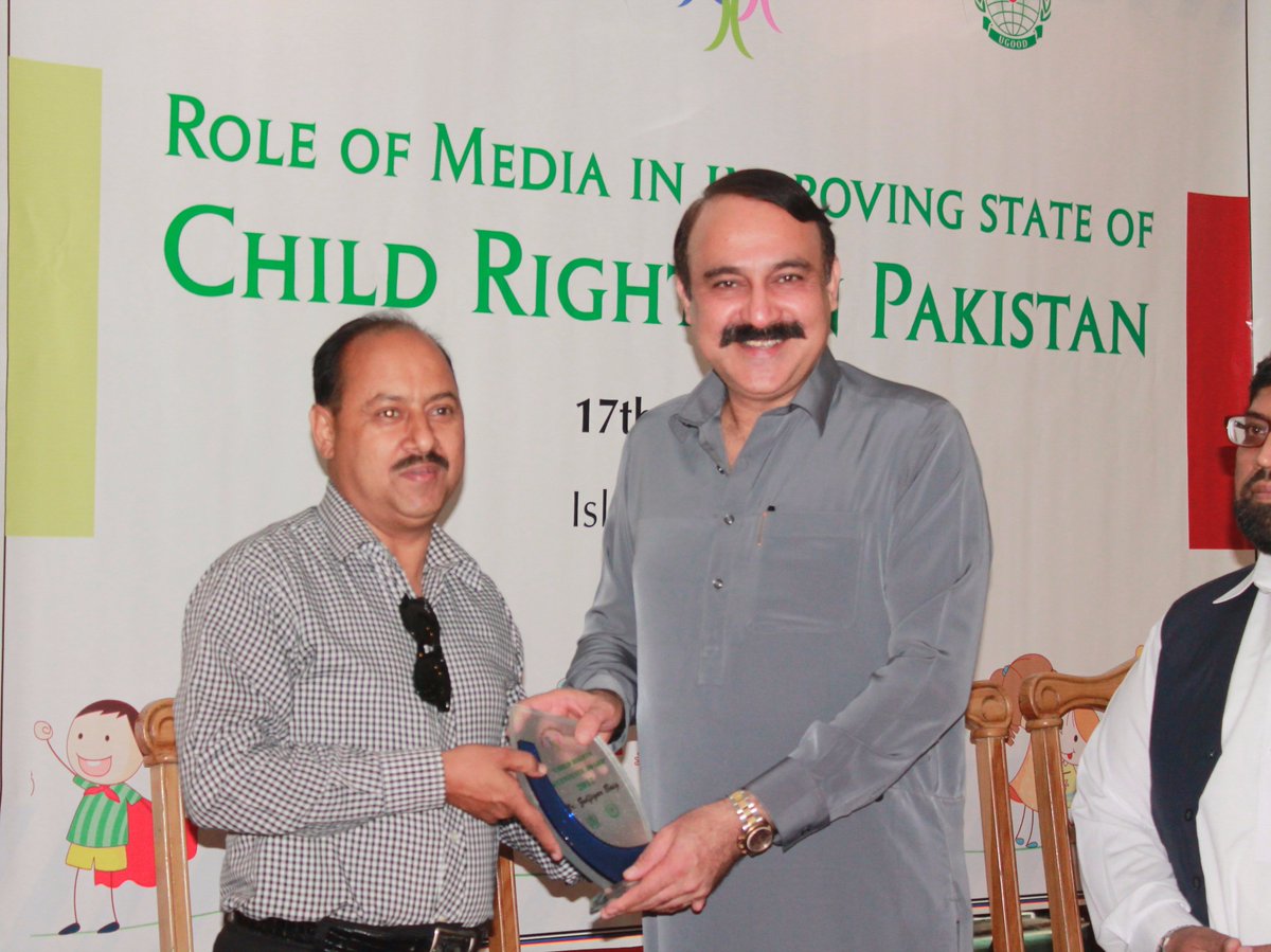 CADDPk1's tweet photo. @DrTariqFazal in seminar on Role of #Media in Improving #ChildRights, awarded shields to media persons who contributed in raising awareness https://t.co/QN4Yw7VCsU