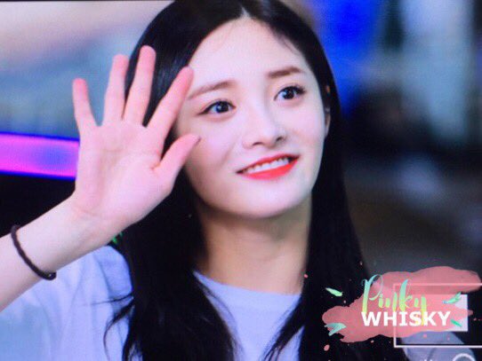PinkyWhisky's tweet photo. 170518 GMP 출국 
sorry I'm late 😂

#周洁琼 #주결경 #Kyulkyung #프리스틴 #Pristin https://t.co/9HOBu2WPA8