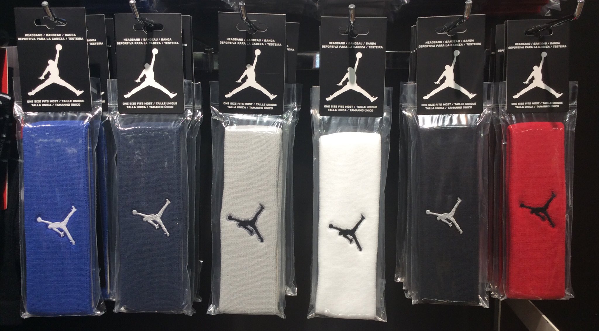 コイケスポーツ バスケ Nikeヘアバンドを使ったコーデが流行中 スポーツ時から普段使用まで幅広くおすすめ ぜひ ナイキヘアバンドコーデ で検索して見てみてね ナイキ Nike Hairband ヘアバンド ジョーダン