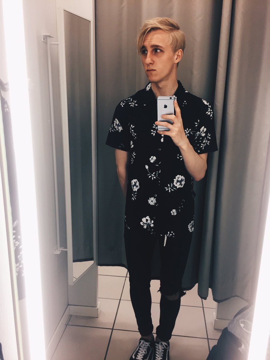 gustaf_nvu's tweet photo. Wanna join my Emo Hawaii Shirt-Club? 👽🤷🏼‍♂️ https://t.co/FPxikbHIsA