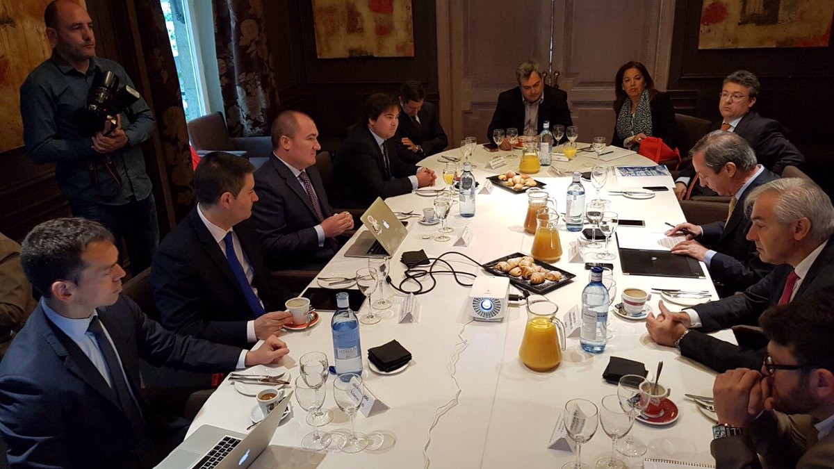 laura_mdla's tweet photo. .@menendez_ivan y @AlvaroTravesi hablando sobre el #journeytocloud en el Desayuno Ejecutivo de @oracle_es y @Byte_TI #likeoraclesystems https://t.co/XFem5dumRE