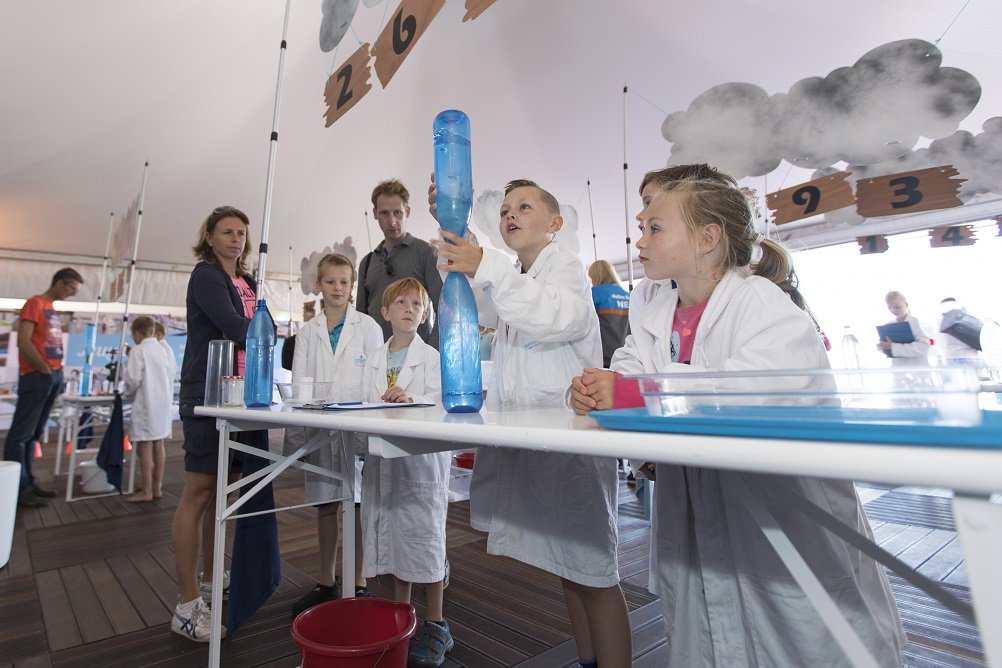 Vandaag meert Optimist on Tour aan bij de <a href="/hightechcampus/">High Tech Campus</a>. Een kijkje nemen in de keuken van bedrijven en leren zeilen? Kom ook langs!