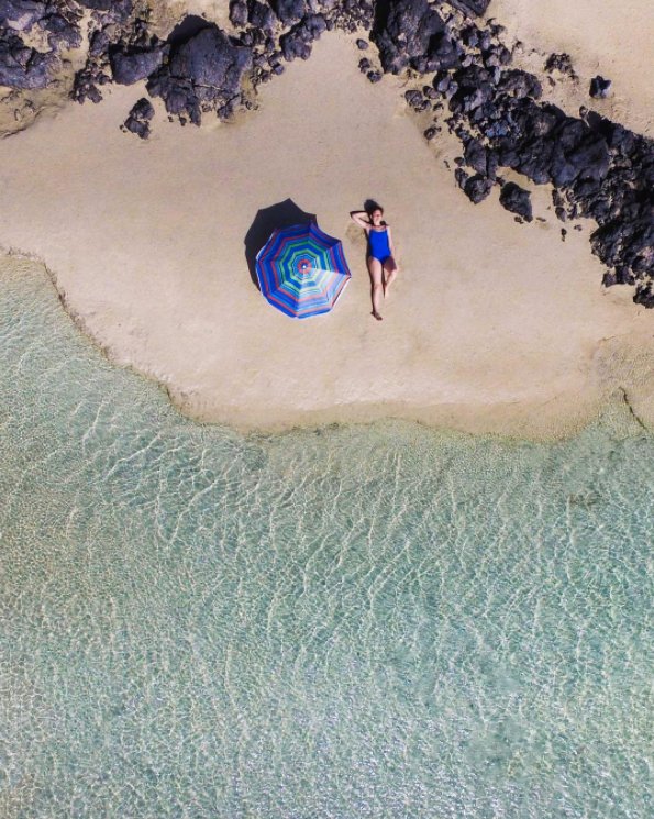 LanzaGuide's tweet image. Head over to Caleton Blanco for stunning white sand, clear waters and your own zucco (stone semi-circular wind break). #Lanzarote #holiday