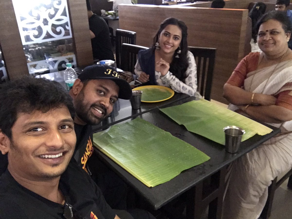 JiivaOfficial's tweet photo. Salem! Lunch saptingla!? @thenameisike @SDsridivya #SangiliBungiliKadhavaThorae #SBKT #SBKTRoadTrip #SBKTRoadTrip https://t.co/B4eMWsfEjY